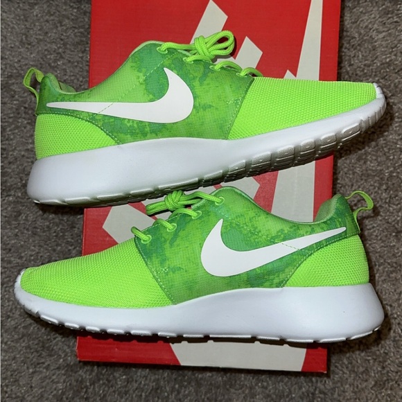 Nike Women's Roshe Run Print Shoes, size 7.5 - Picture 4 of 6